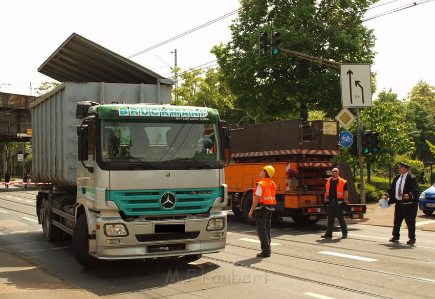 LKW riss Oberleitung ab Koeln Deutz Am Schnellert Siegburgerstr P074.JPG